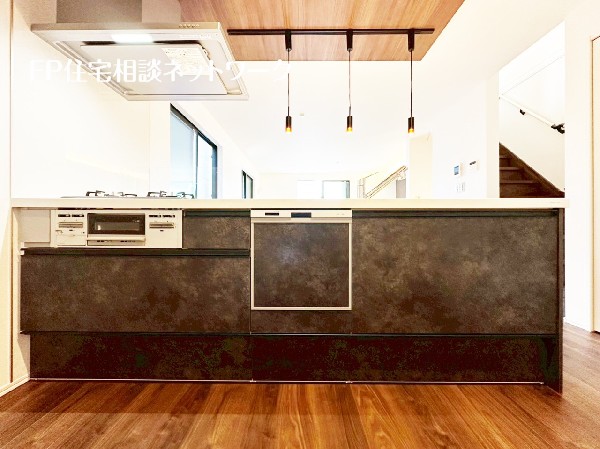 機能性とデザイン性を兼ね備えた嬉しいキッチン。食器洗乾燥機付きなので後片付け楽々。嬉しい浄水器も。