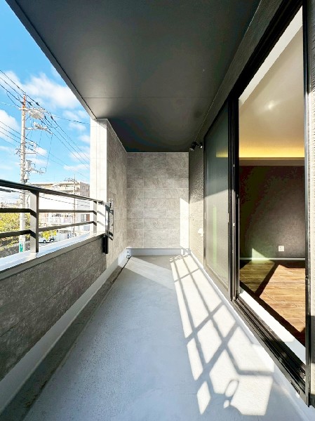 リビングに繋がるバルコニー。明るい光と爽やかな風を室内にたくさん取り込むことが出来そうです。