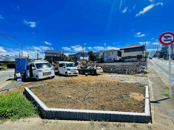 外観:多棟現場ですので、お子様の友達作りやご近所付き合いがしやすい環境です。開けた開放感溢れる立地。