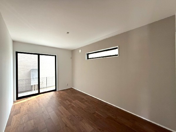 大きな掃出し窓に面した1階の居室は、2面採光でお部屋の隅々まで明るい印象。爽やかな風が通り抜けます。