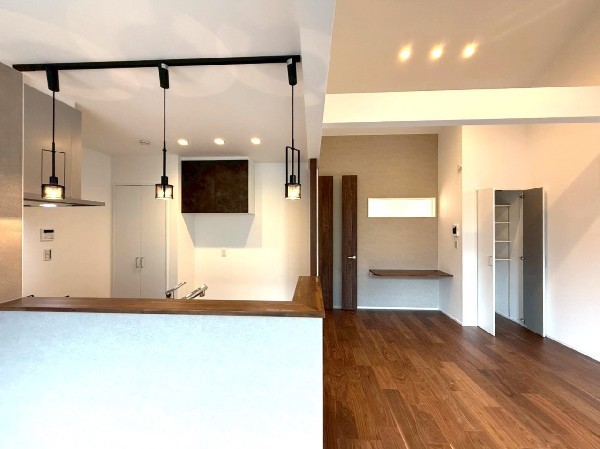 キッチンカウンター上部のペンダントライトがモダンでお洒落。朝から気分も上がり家事が捗りそうですね。