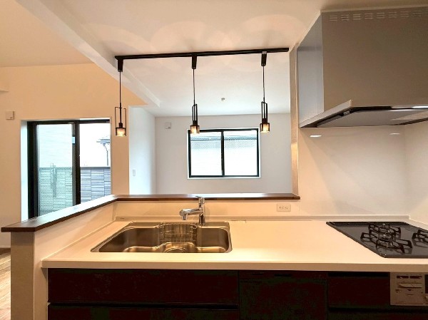 リビングのお子様を見守りながらお料理が出来る対面タイプのキッチン。ご家族との会話がはずみます。