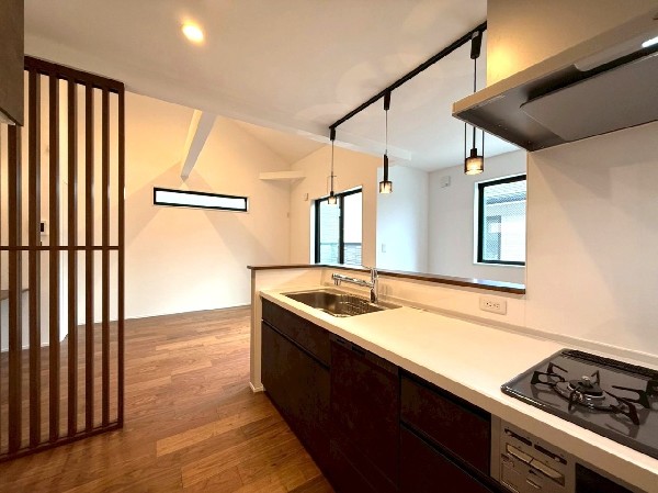 機能性とデザイン性を兼ね備えたシステムキッチン。食器洗乾燥機付きなので後片付け楽々。嬉しい浄水器も。