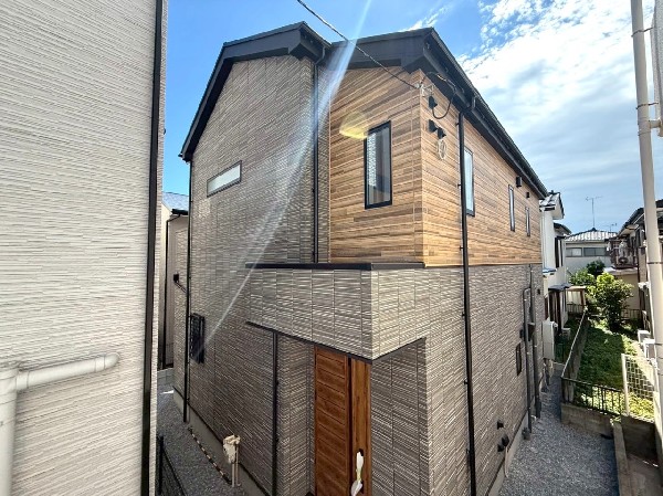 外観:周辺は小学校、コンビニ、スーパーなどの生活利便施設が充実。「鶴見市場」駅徒歩10分の便利な立地です。