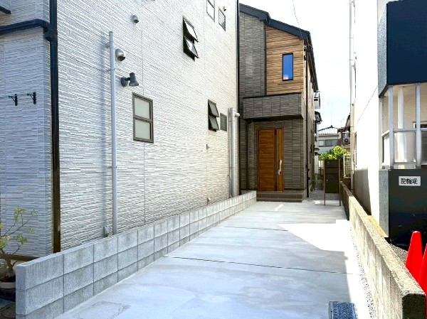 外観:前面は車通りの少ない道路。鶴見川が近くにあり、お子様やペットと一緒に毎日のお散歩も気持ち良さそう。