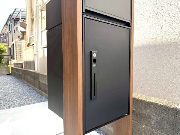 外観:玄関アプローチには宅配ボックス付きの機能門柱を設置。スムーズに荷物を受け取ることができて安心です。