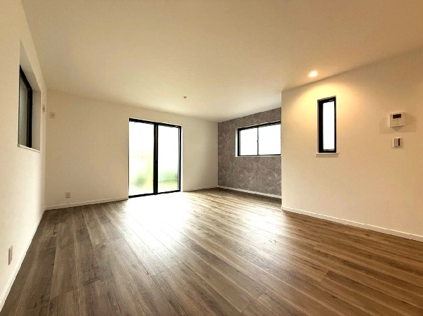 南西に大きく面した掃出し窓から光が降りそそぐ開放的なリビング。自然の恵みが快適で心地の良い空間を演出