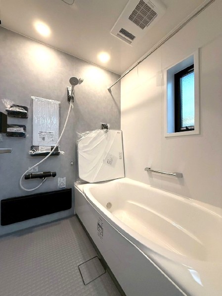 ゆったり入れる1坪タイプの浴室。花粉が気になる季節や雨天時のお洗濯に便利な浴室換気乾燥暖房機付です。