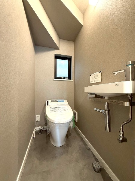 トイレは1階と2階に2カ所あります。朝の忙しい時間も慌てることなく使用できるので助かりますね。