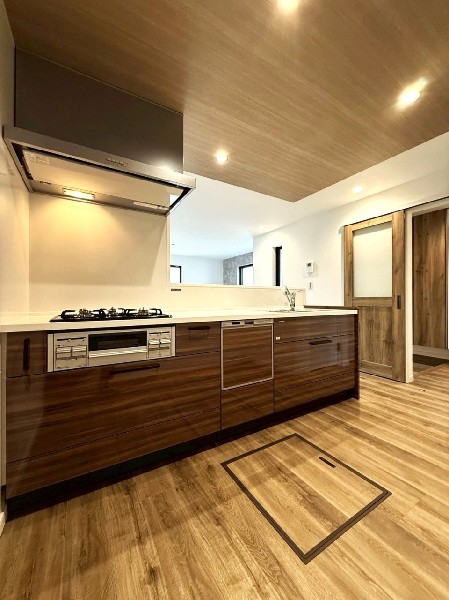 リビングを見渡せる対面式キッチン。リビングで遊ぶお子様にも目が届くので安心して家事が出来ますね。