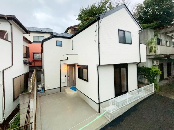 外観:自然豊かな三ツ池公園まで徒歩5分。保育園や小学校が徒歩10分圏内にあり、子育てに快適な住環境です。