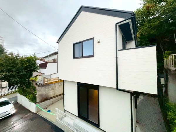 外観:バス停まで徒歩2分で鶴見／川崎各駅へバス便らくらく。綱島駅も利用でき、通勤・通学に便利な立地です。