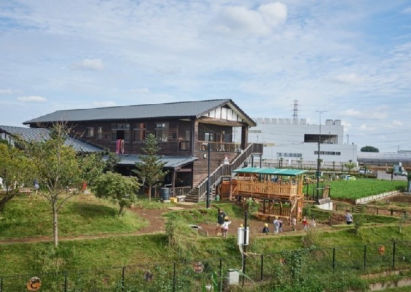 周辺環境:馬場どろんこ保育園(「にんげん力」を身につけるために必要な遊び・野外体験を実践し、自分で考え、行動する思考を育む保育園。)