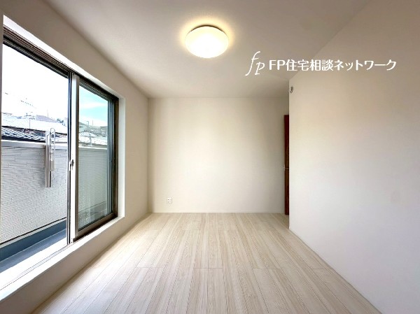 南側の5帖、6.5帖のお部屋は造り付け収納付き。居室空間を隅々まで使えます。廊下にご家族で使える納戸もあります。