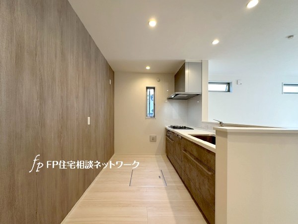 壁紙の一面を茶色にしたアクセントクロス。オシャレで個性的な空間を作り出しています。食器洗乾燥機付き。