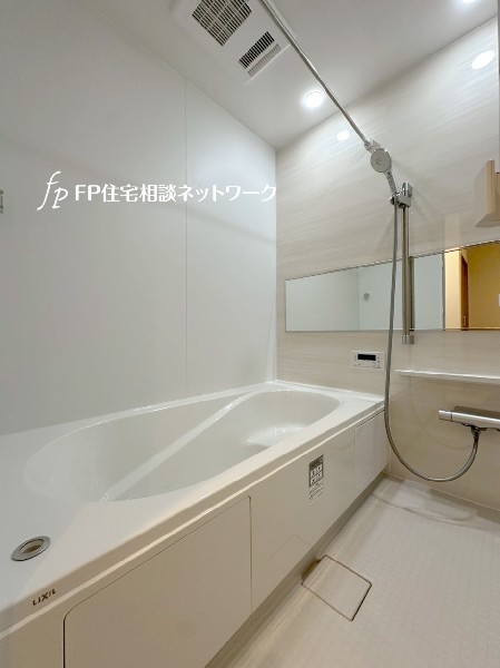 ゆったり入れる１坪タイプの浴室。雨の多い時季のお洗濯に重宝する浴室換気乾燥機付。追炊きオートバス付。