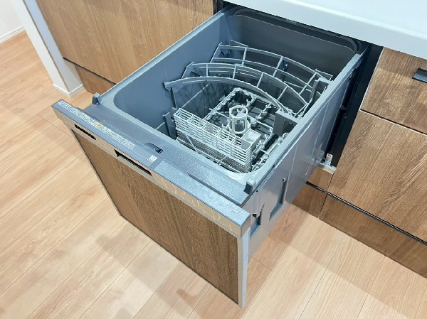 機能性とデザイン性を兼ね備えた嬉しいキッチン。食器洗乾燥機付きなので後片付け楽々。嬉しい浄水器も。