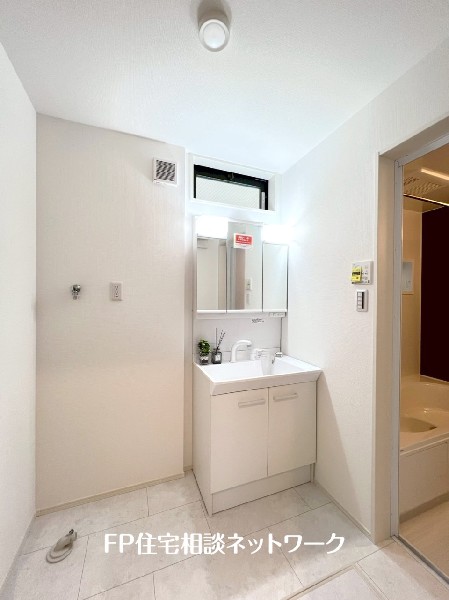 窓付で光が入り明るい洗面室。収納力と機能性に優れた洗面台で、毎朝の身支度が気持ちよく出来そうですね。