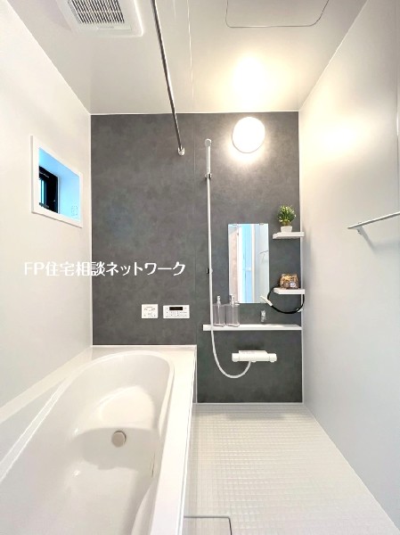 ゆったり入れる１坪タイプの浴室。雨の多い時季のお洗濯に重宝する浴室換気乾燥機付。追炊きオートバス付。