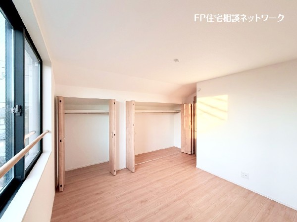 2面採光でお部屋の隅々まで明るい印象の居室。おひさまの光と爽やかな風をたっぷりと取り込めます。4.4帖のみ採光1面。