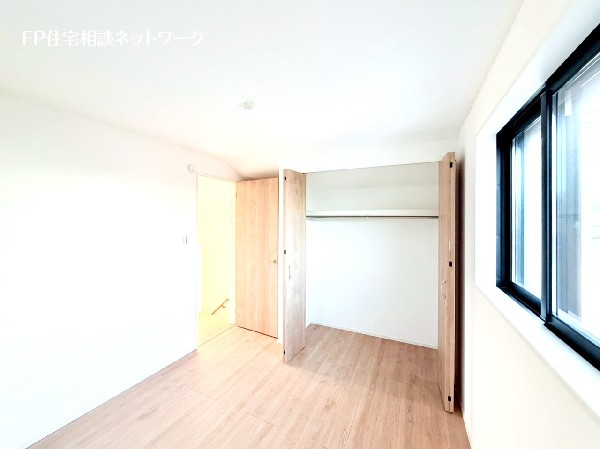 全居室に収納を完備。季節物のお洋服などもしっかりと整理整頓出来ます。居室空間を隅々まで使えるのが嬉しいですね。