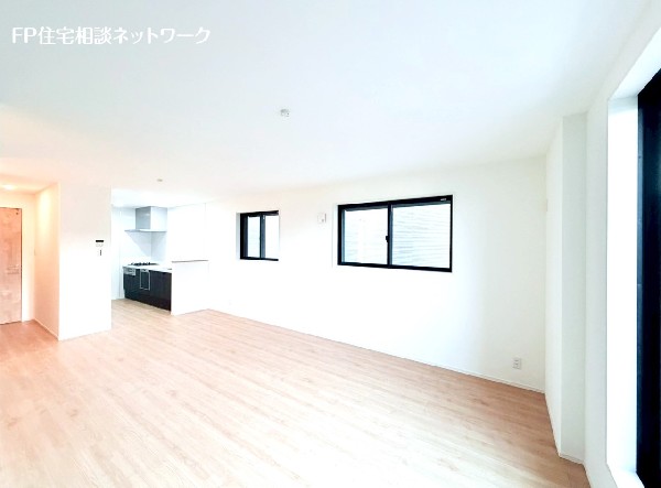 2階リビングは人の目を気にせずに寛げます。窓が多く日当り良好。窓を開ければバルコニーに繋がり開放的。