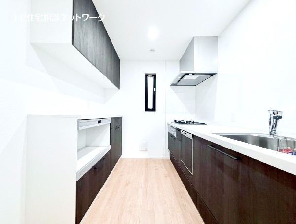 背面にはカップボードとスライド収納カウンター付き。電子レンジや炊飯器などの家電が収納できます。