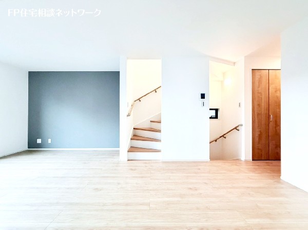 リビングには嬉しい収納付。お子様のおもちゃや、書類関係などもすっきり。パントリーとしても使えます。