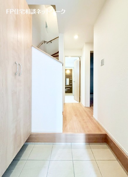 天井までの玄関収納付で家族の履物が多くても安心。可動式なので、ロングブーツなどもすっきり収まります。