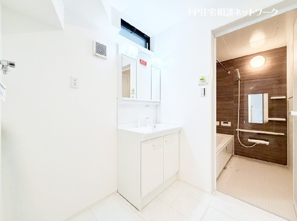 窓付で光が入り明るい洗面室。収納力と機能性に優れた洗面台で、毎朝の身支度が気持ちよく出来そうですね。