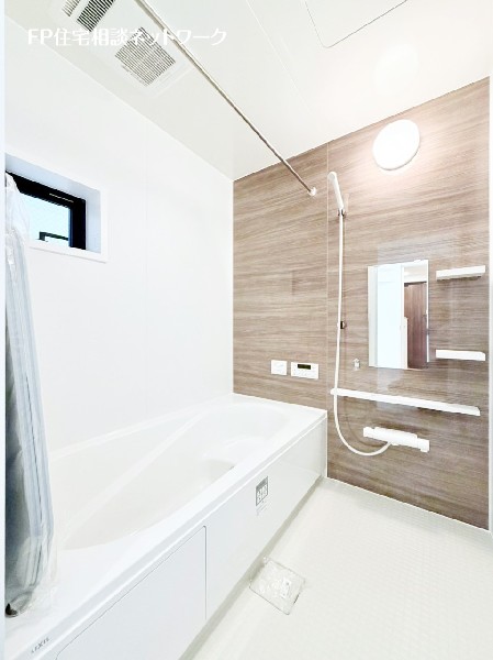 ゆったり入れる１坪タイプの浴室。雨の多い時季のお洗濯に重宝する浴室換気乾燥機付。追炊きオートバス付。