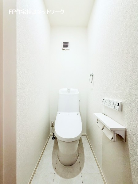 窓があるので陽ざしが入り明るいトイレ。洗浄機能付き便座を標準装備しています。1階と2階にあります。