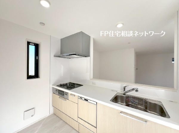 リビングのお子様を見守りながらお料理が出来る対面キッチン。ご家族との会話が弾みます。食器洗乾燥機付。