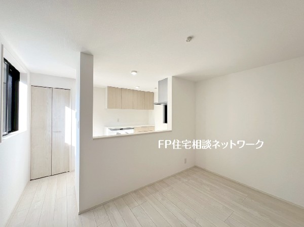 造り付けパントリー、カップボード、スライド収納付キッチン。電子レンジや炊飯器などの家電が収納できます。