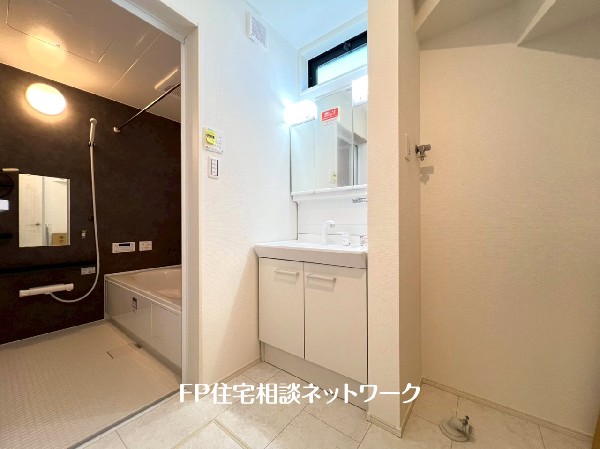 窓付で光が入り明るい洗面室。収納力と機能性に優れた洗面台で、毎朝の身支度が気持ちよく出来そうですね。