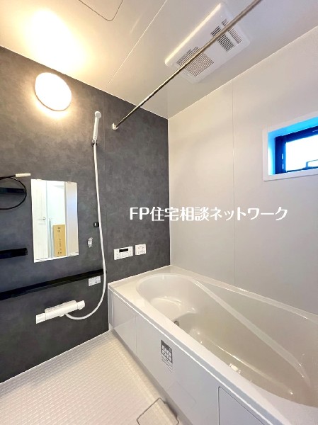 ゆったり入れる１坪タイプの浴室。雨の多い時季のお洗濯に重宝する浴室換気乾燥機付。追炊きオートバス付。