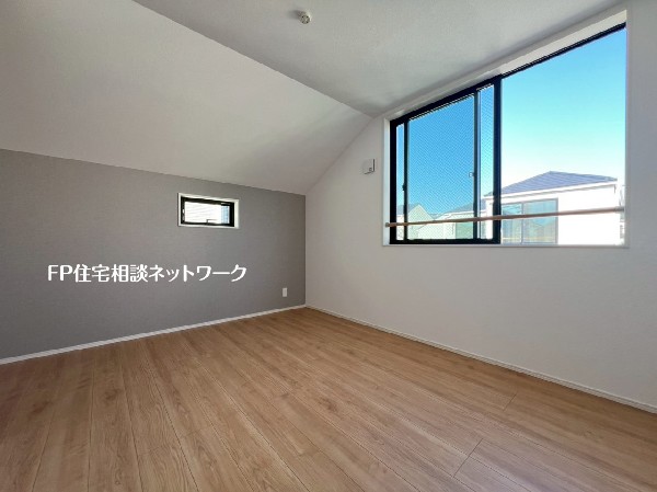 2面採光でお部屋の隅々まで明るい印象の居室。おひさまの光と爽やかな風をたっぷりと取り込めます。