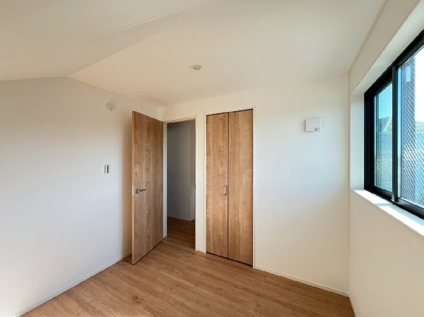 全居室に収納を完備。季節物のお洋服などもしっかりと整理整頓出来ます。居室空間を隅々まで使えるのが嬉しいですね。