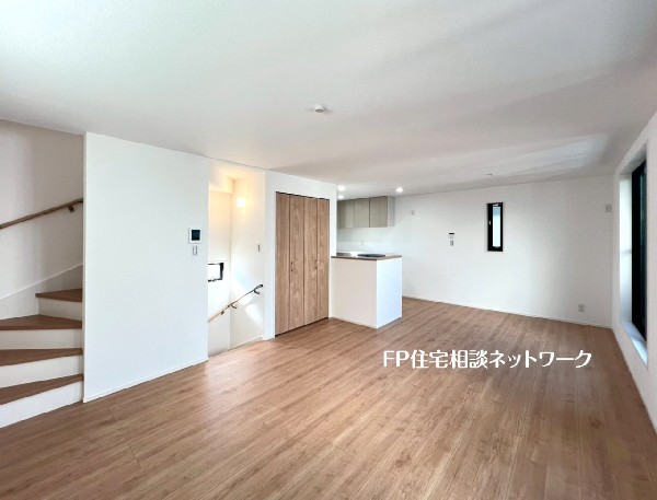 2階リビングは窓が多く日当り良好。人の目を気にせずに寛げます。窓を開ければバルコニーに繋がり開放的。