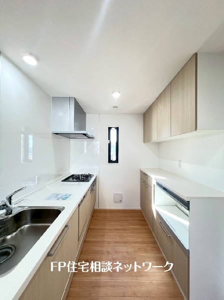 背面にはカップボードとスライド収納カウンター付き。電子レンジや炊飯器などの家電が収納できます。