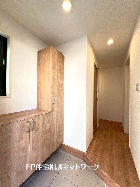 玄関収納はL字型で棚があるので、写真や絵を飾ったりなど自分好みのインテリアを楽しめそうです。