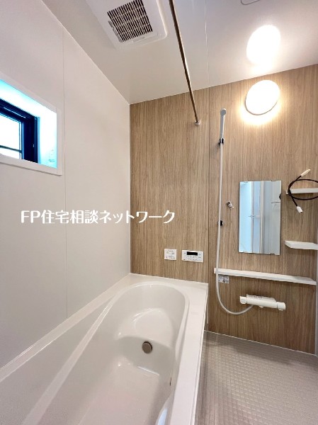 ゆったり入れる１坪タイプの浴室。雨の多い時季のお洗濯に重宝する浴室換気乾燥機付。追炊きオートバス付。