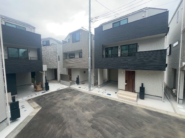 外観:自然豊かな三ツ池公園が徒歩圏内。保育園や小学校が徒歩10分以内にあり子育てしやすい住環境です。