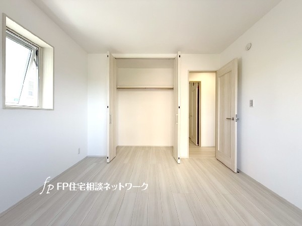 収納力が豊富な大型クローゼット。普段着やスーツはもちろんのこと、コート類などもしっかり掛けられます。