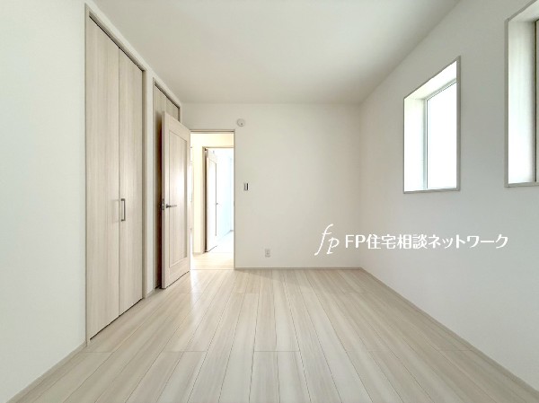 光を取り込みやすい2面採光の居室は日当たり良好です。クローゼットの完備で収納スペースも十分。