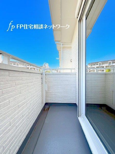 バルコニーは2ヶ所あり。爽やかな風をたっぷりと取り込め、お洗濯物もあっという間に乾きそうですね。