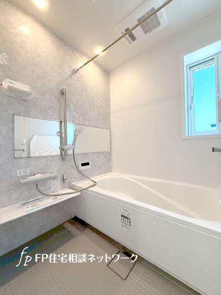 ゆったり入れる1坪タイプの浴室。花粉が気になる季節や雨天時のお洗濯に便利な浴室換気乾燥暖房機付です。