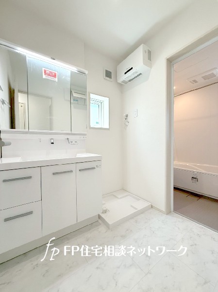 鏡の裏に収納棚を確保した三面鏡を採用。化粧品や歯ブラシなどを機能的に収納し、朝の身支度も快適です。