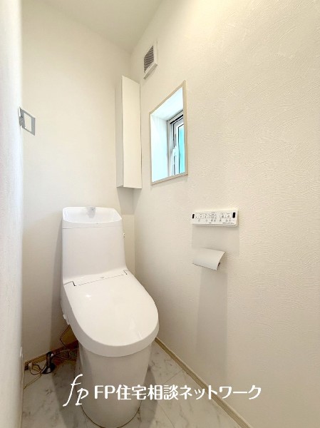 トイレは1階と2階に2カ所あります。朝の忙しい時間も慌てることなく使用できるので助かりますね。