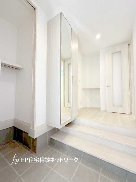 下駄箱の他に土間収納が付いています。アウトドアグッズや子供のスポーツ用品を入れられ、便利ですね。